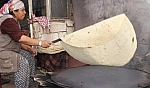 Kadınların imece usulü yufka ekmek mesaisi