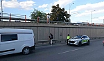 Yaşlı adam üst geçitten düştü, ağır yaralandı