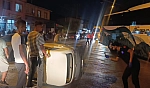 Malatya'da korkutan kaza: Çarpışan araçlardan biri devrildi!