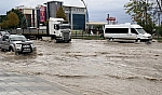 Malatya'da sağanak yağış hayatı felç etti: Çevre yolunda araçlar mahsur kaldı