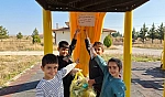 Muhtar çocuklarla sahaya indi! Sokaklar karış karış temizlendi!