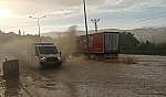 Tıkanan mazgallar karayolunu kilitledi: Malatya-Kayseri karayolunda ulaşım aksadı