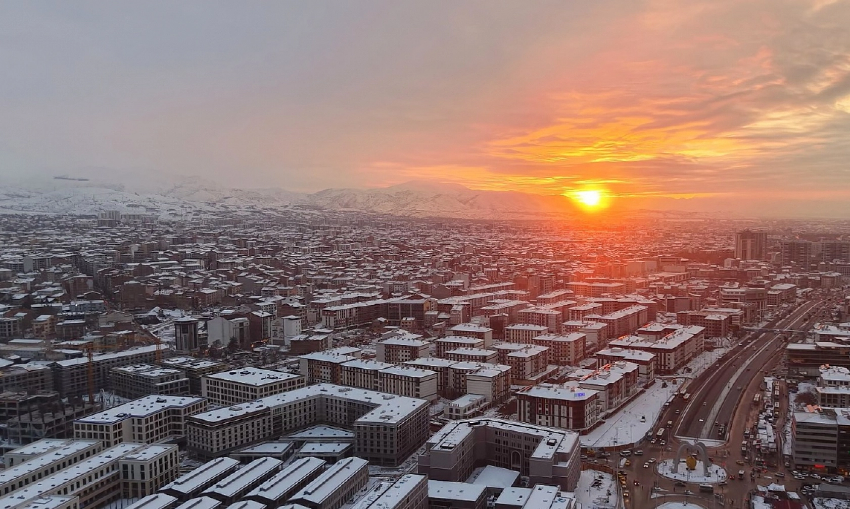 Yeni Malatya çarşısı beyaz örtüyle kartpostallık görüntüler sundu