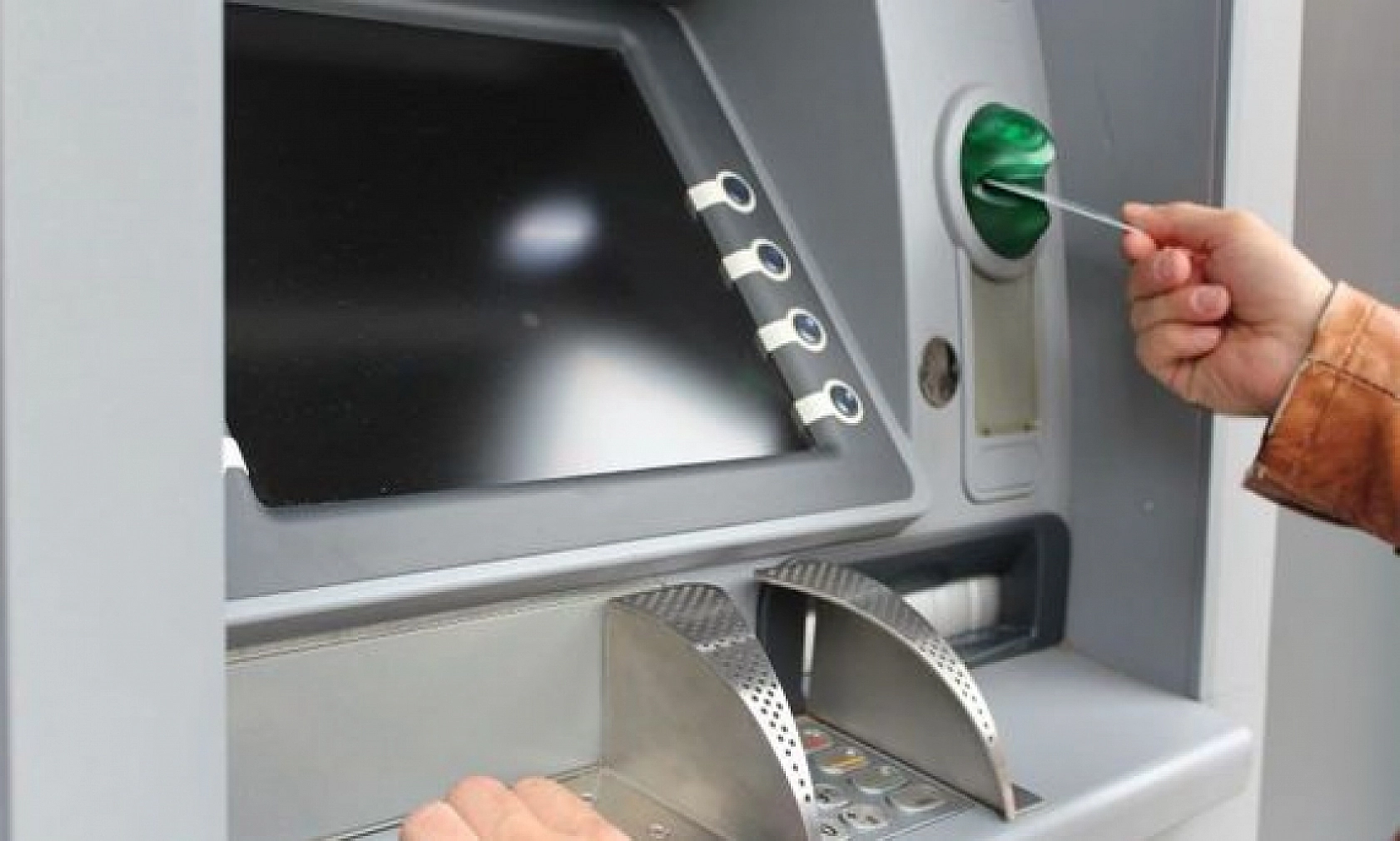 ATM'lerde Yeni Düzenleme: Şifreler Tarih Oluyor!