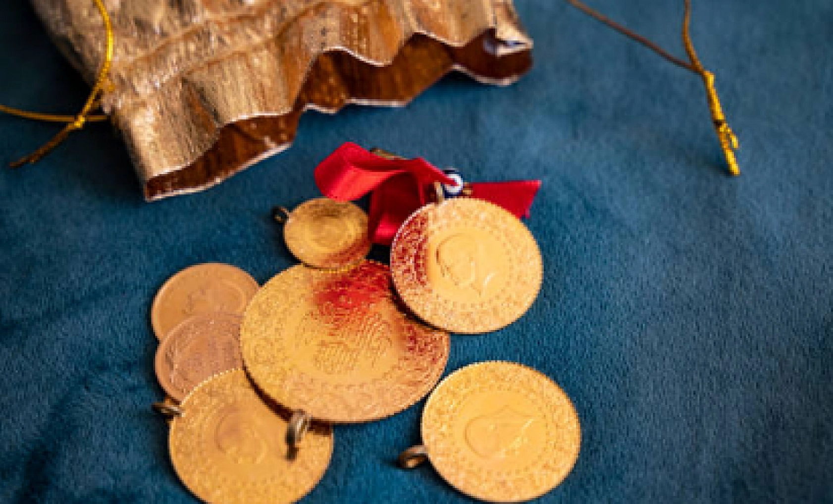 Altın Hafta Sonunda Değer Kaybederek Başladı