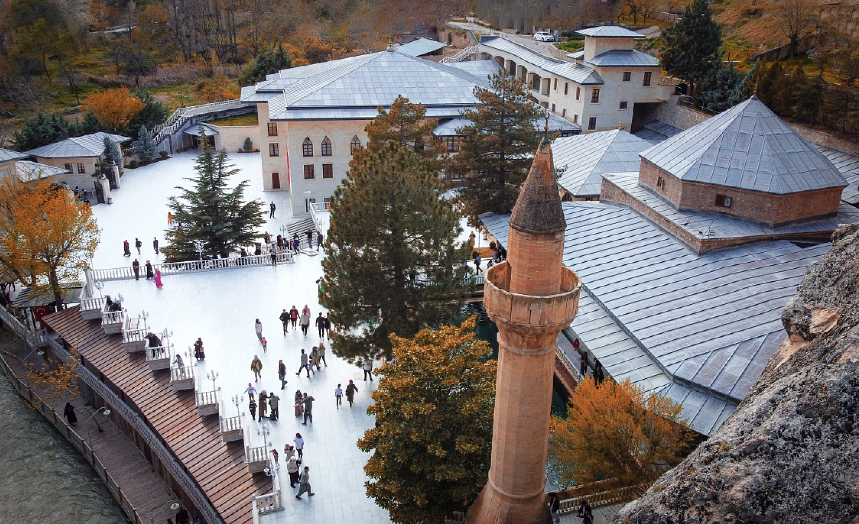 Sonbaharın Renk Cümbüşü: Günpınar Şelalesi'nde Göz Kamaştıran Görüntüler
