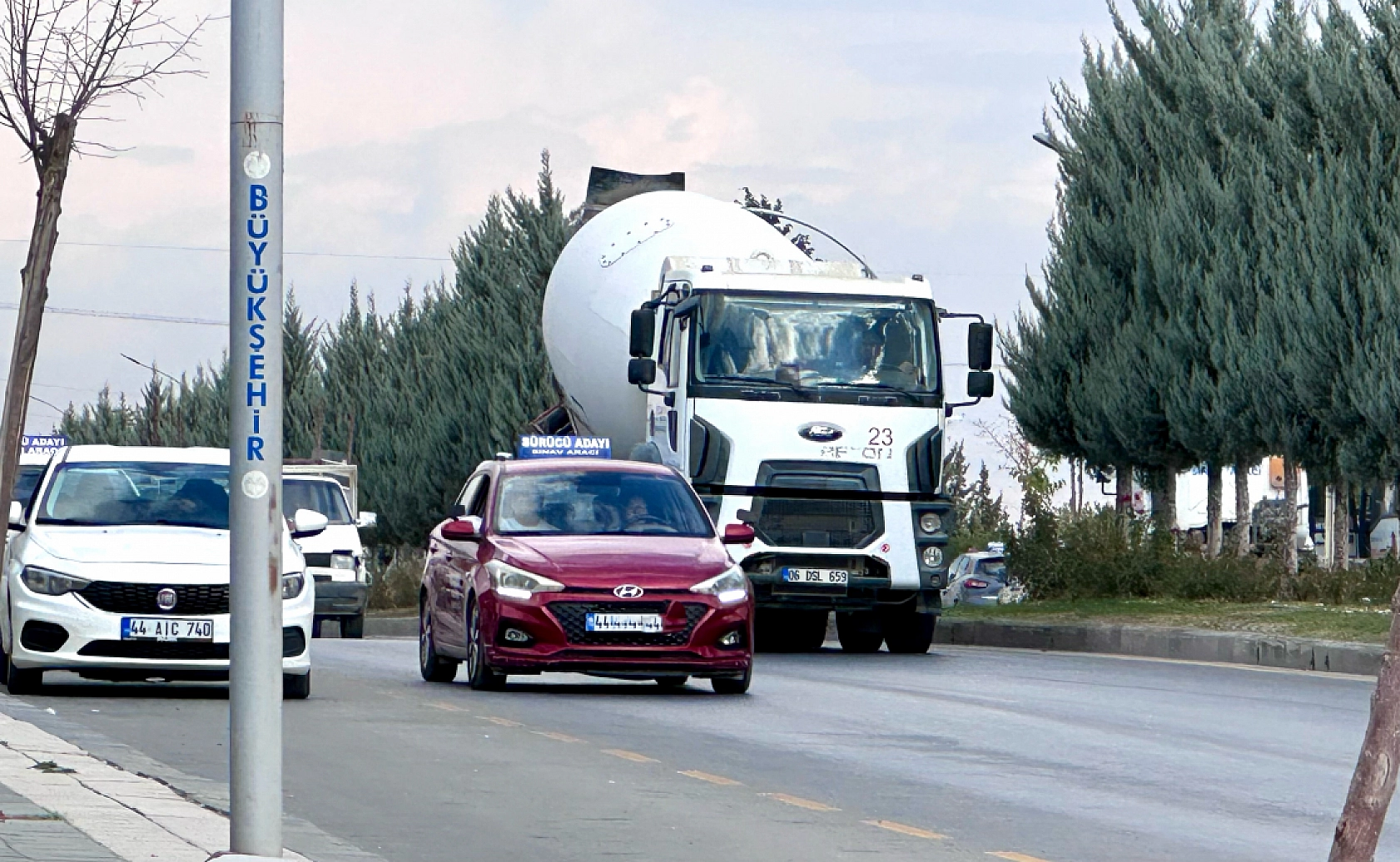 Hafriyat kamyonları eğitim alanını kâbusa çevirdi!