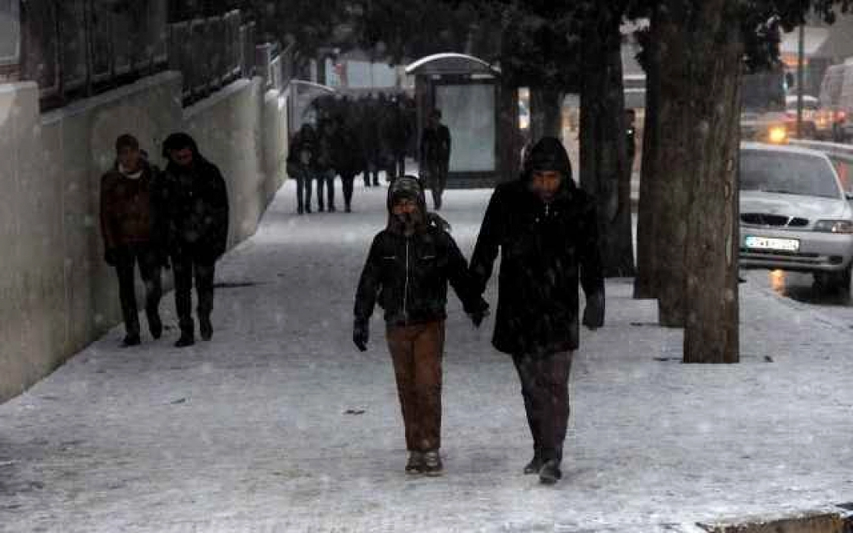 Uzmanı uyardı: Eller Cepte Yürümeyin!