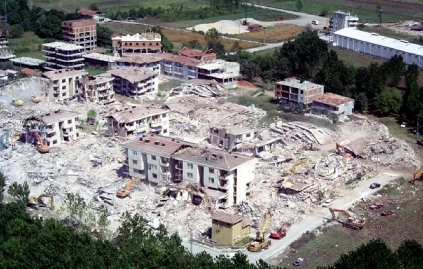 17 Ağustos Depremi'nin hafızalardan silinmeyen görüntüleri! 27 yıl geçti