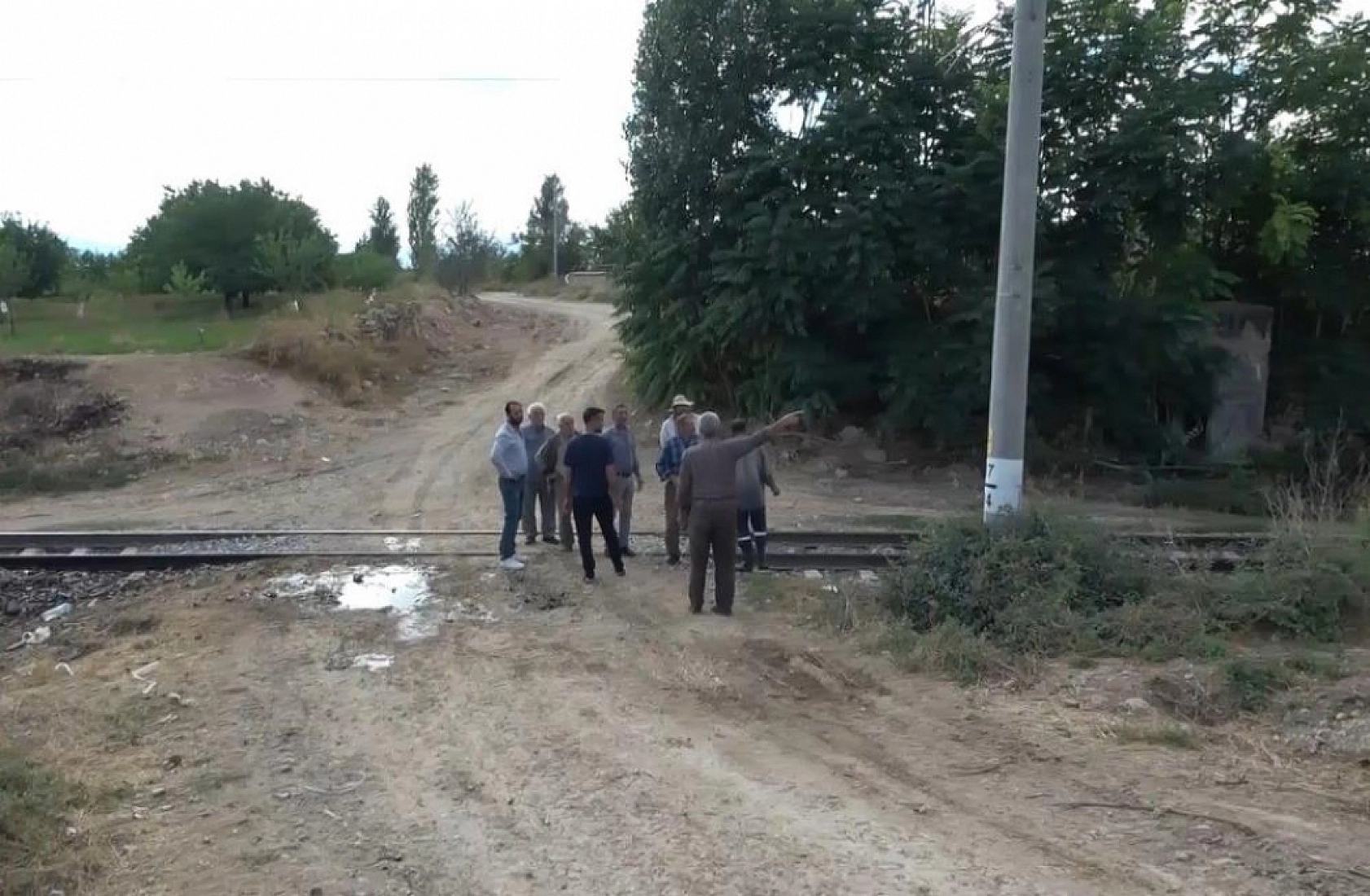 Malatya'da yük treninin çarptığı traktör ikiye ayrıldı!