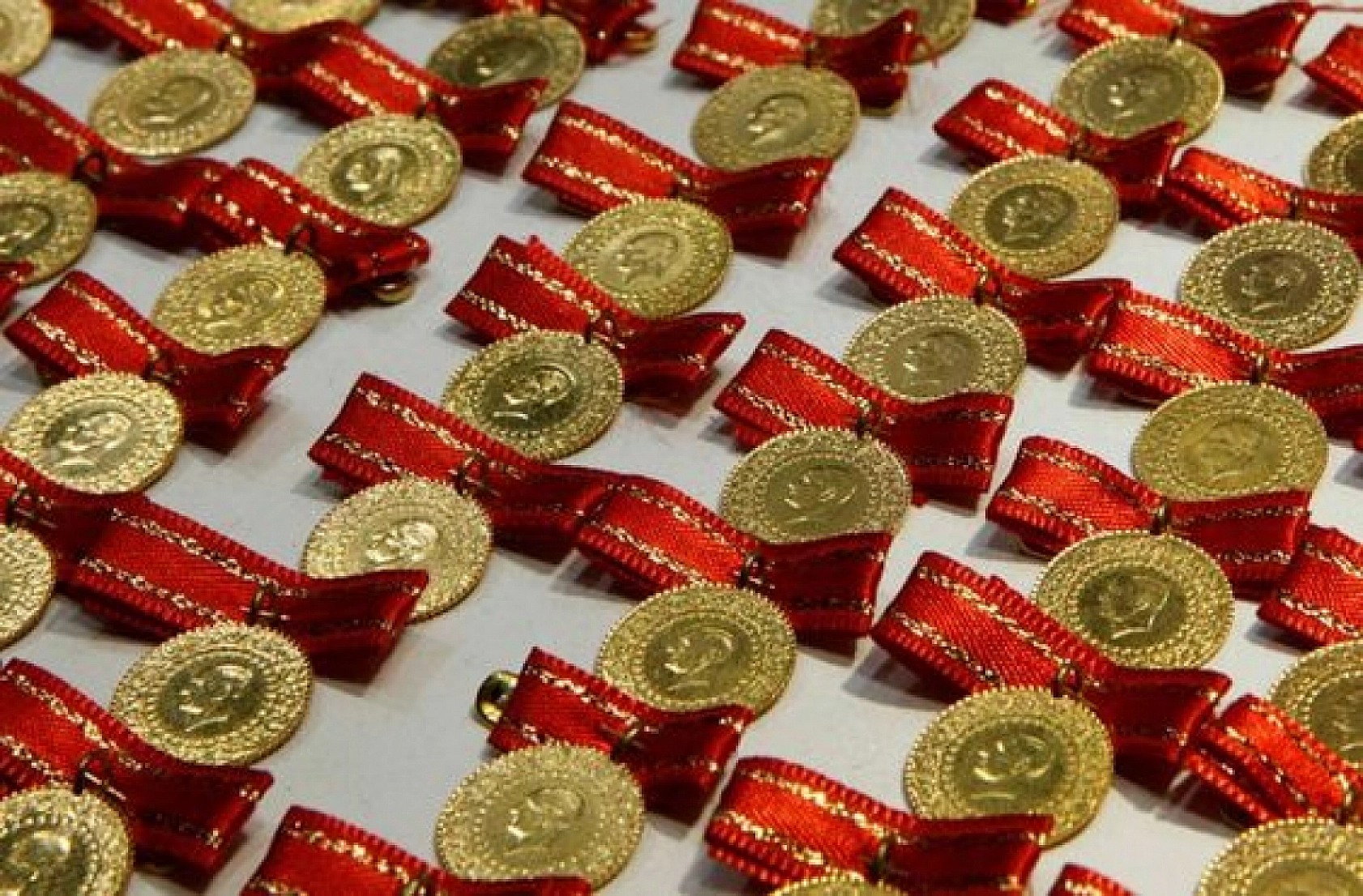 Altın, Haftanın İlk Saatlerinde Zirveye Çıktı