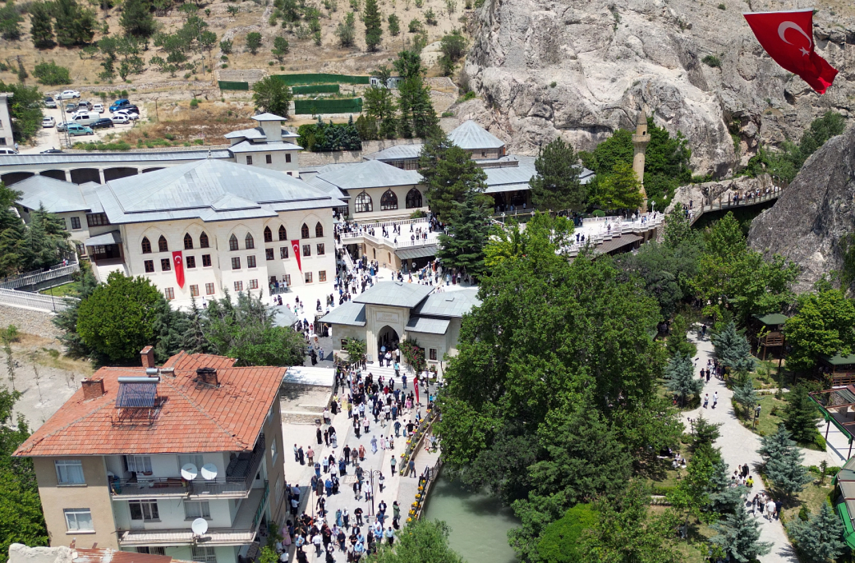 Somuncu Baba Külliyesi ziyaretçi akınına uğruyor