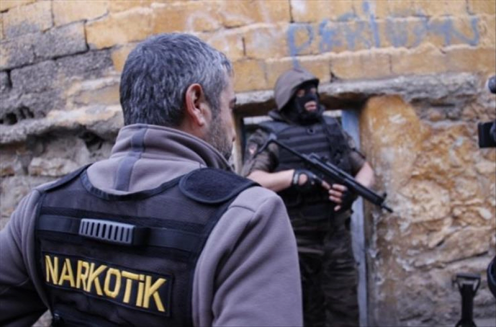 Malatya'da narkotik operasyonu: Bin 966 adet sentetik hap ele geçirildi...