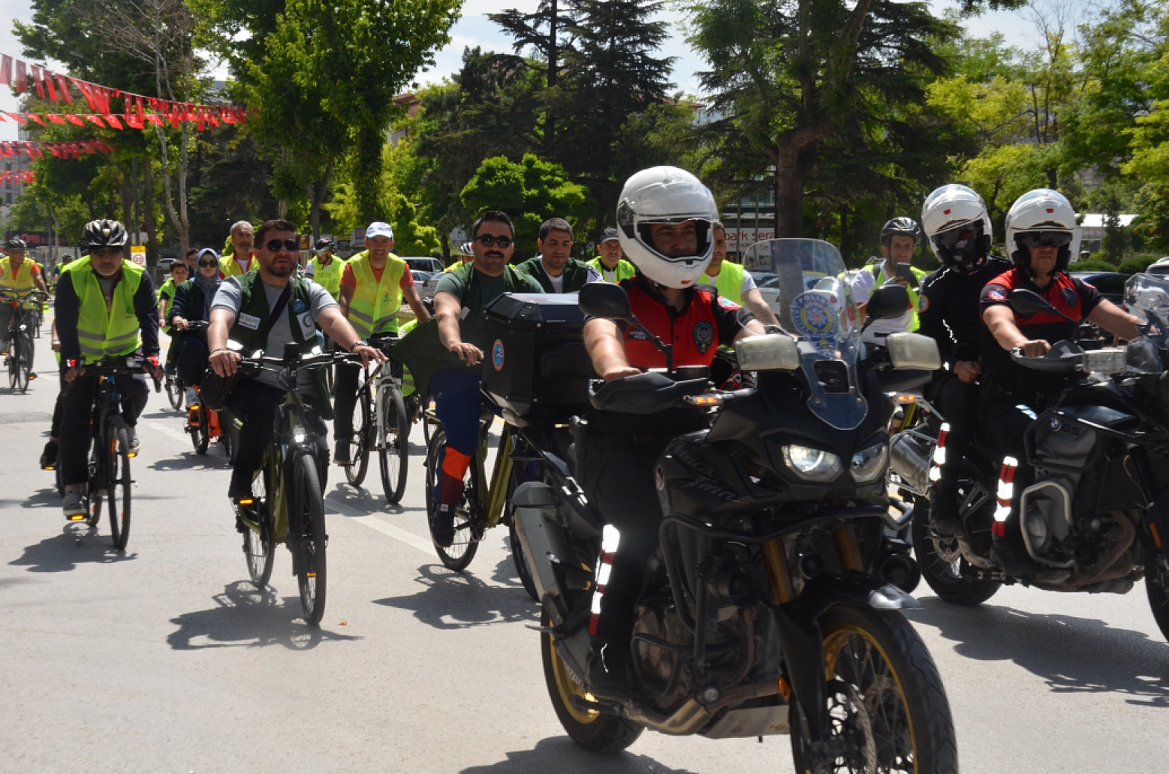 Malatya'da Yeşilay Turu için 7'den 70'e herkes pedal çevirdi