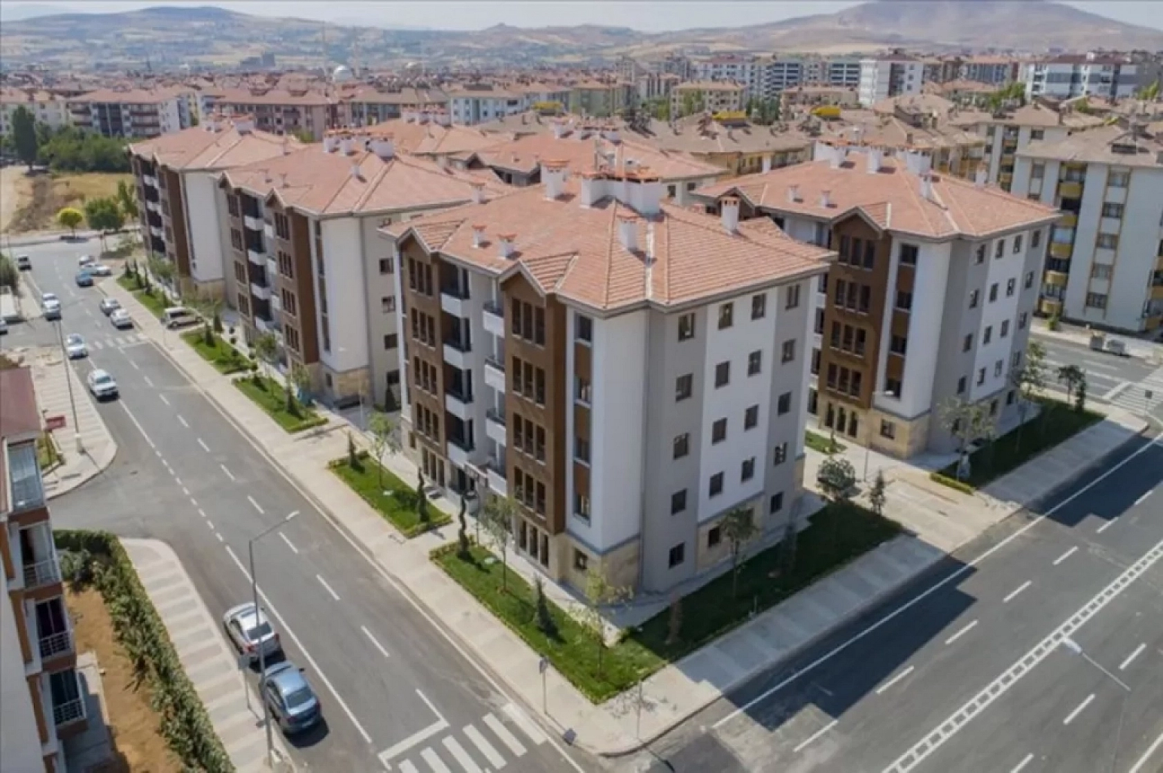 Dar Gelirli Ailelere Müjde! Bakan 250 Bin Konut Sözü Verdi!