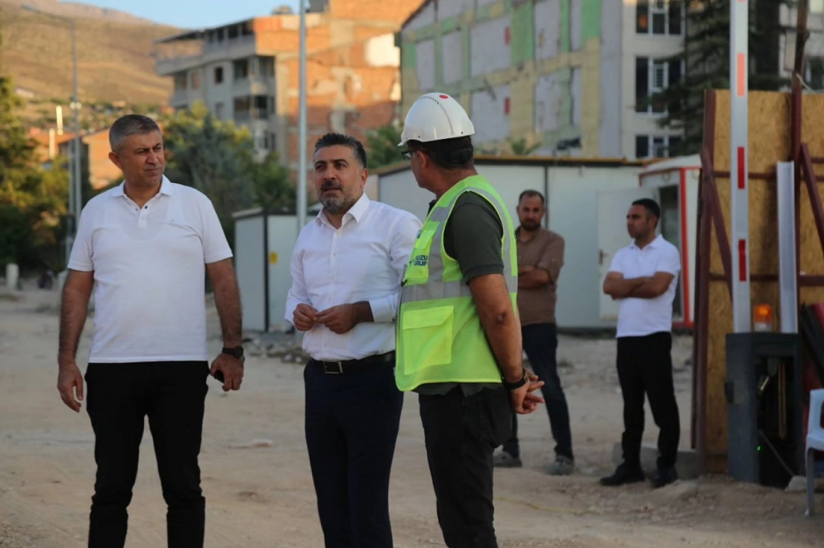 Saray Mahallesinde yapılan işyeri ve konutlar ne aşamada?