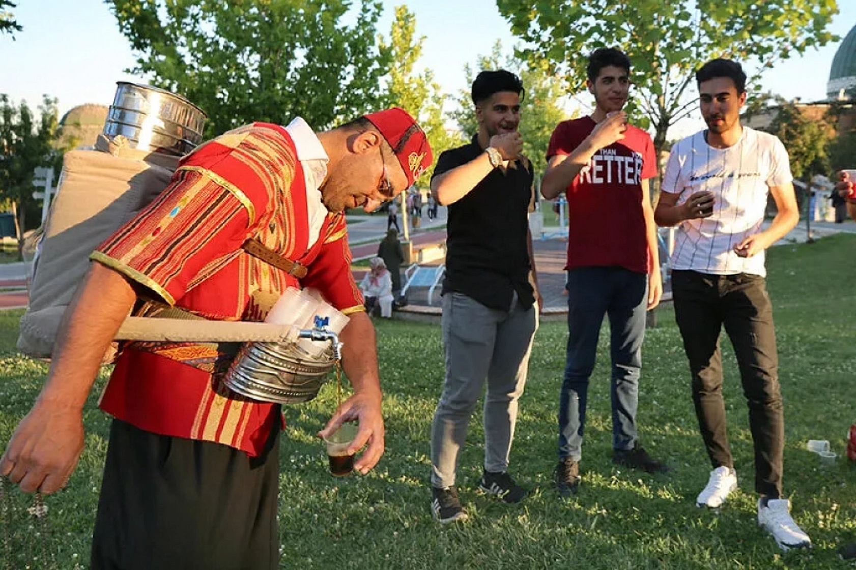 6 Şubat öncesi Malatya Yeni Cami önünde bardak bardak satılıyordu: Fırat'tan gelen 'Anadolu Kolası'