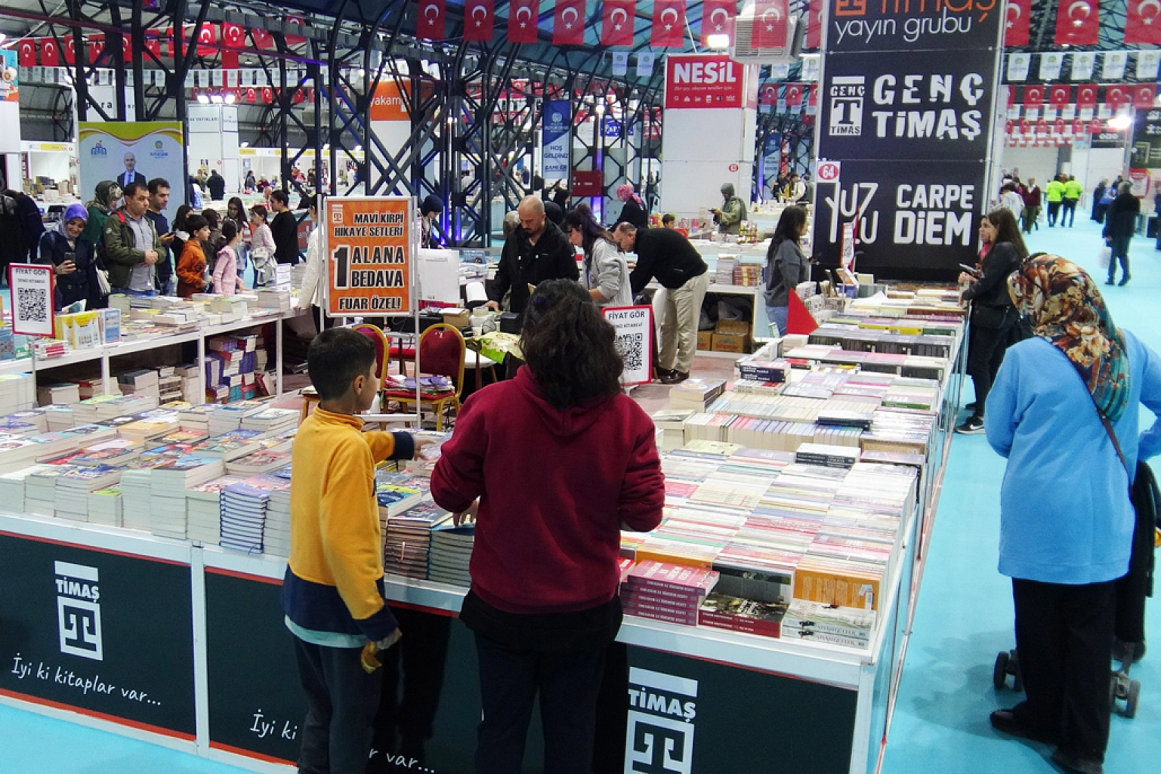 Dekan'ın arşivi şaşırttı: Yaklaşık 60 bin kitabı var