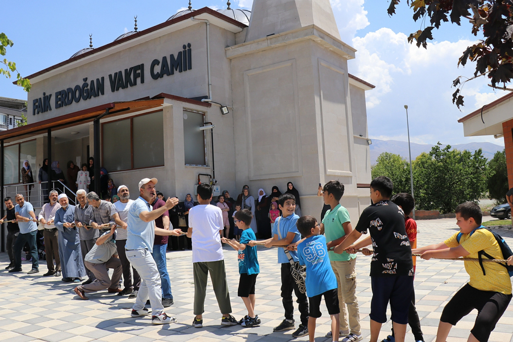 Kuşaklar Buluştu, Camiler Şenlendi, Halatlar Çekildi...!