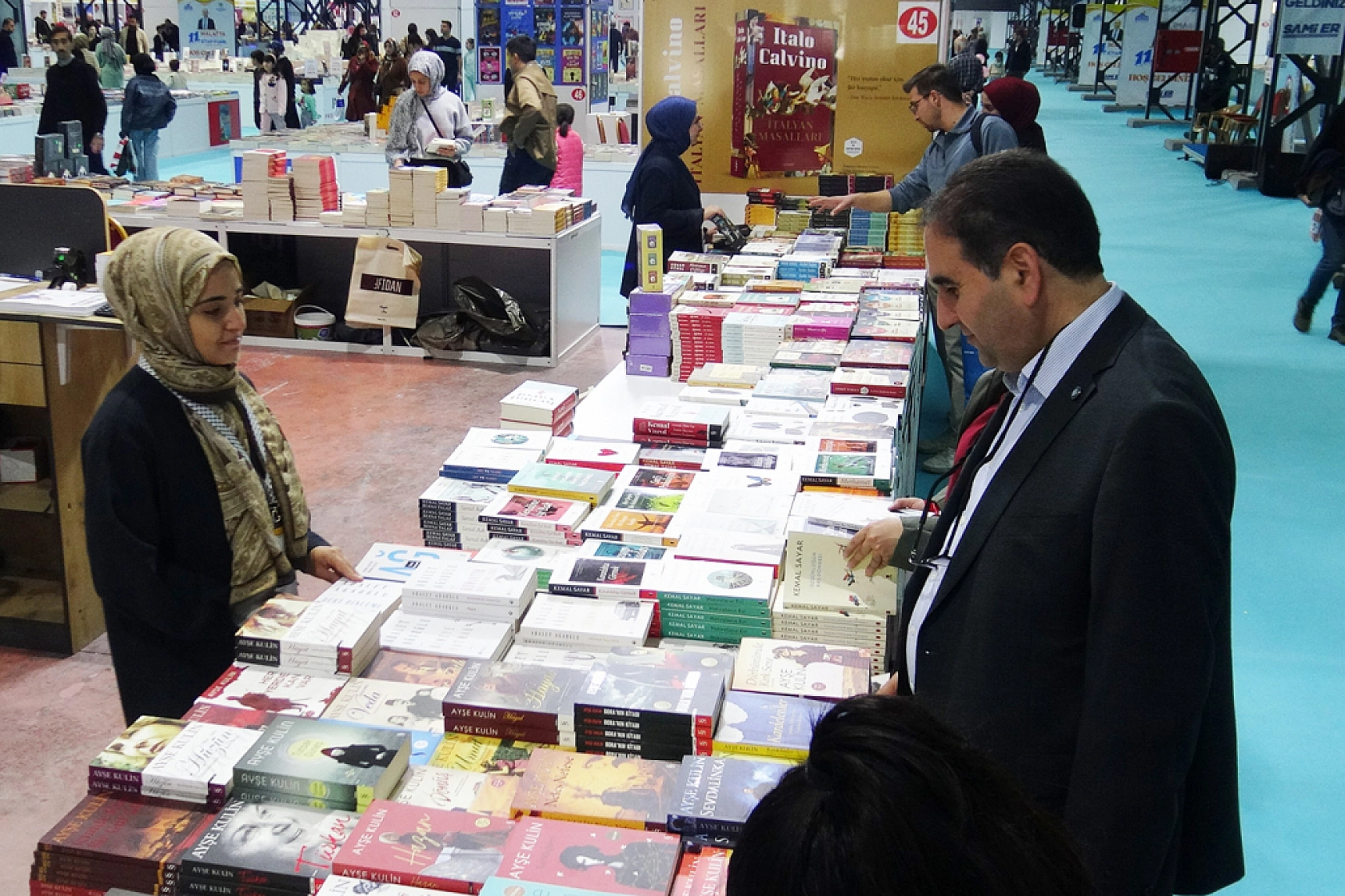 Dekan'ın arşivi şaşırttı: Yaklaşık 60 bin kitabı var