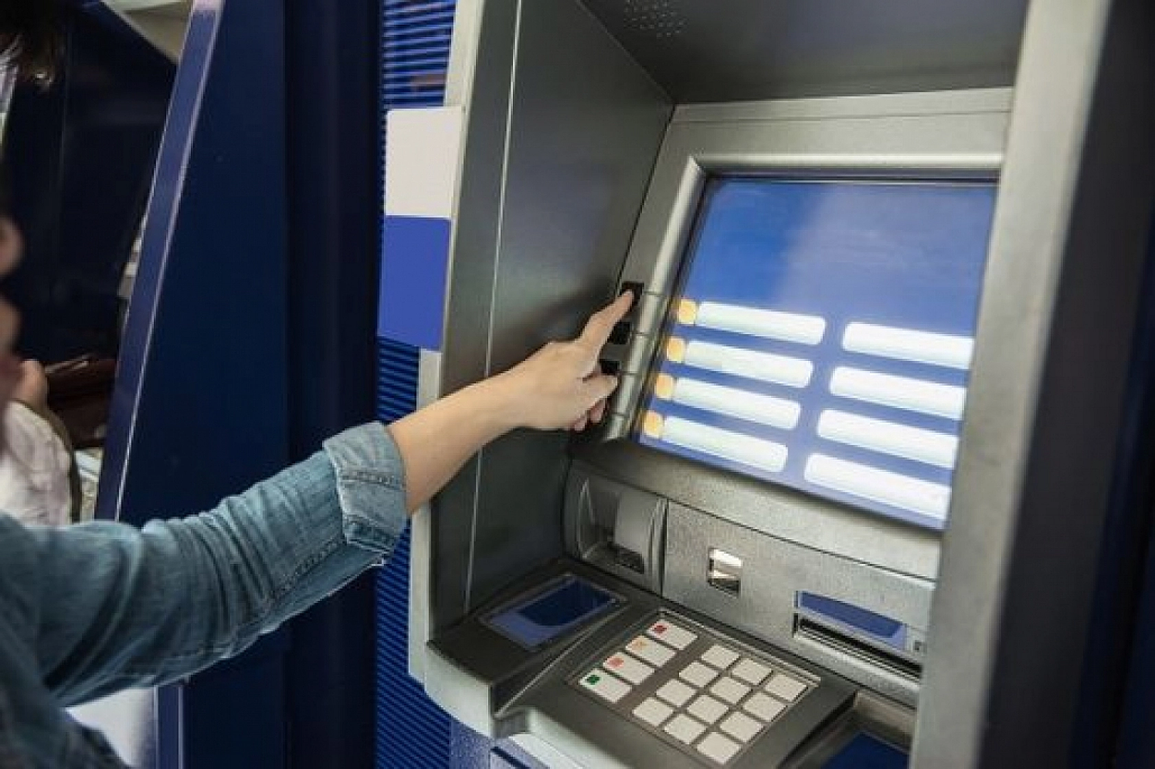 ATM'lerde Yeni Düzenleme: Şifreler Tarih Oluyor!