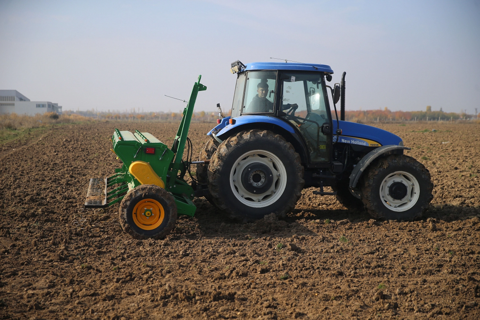 Liseli çiftçiler tohumları toprakla buluşturdu