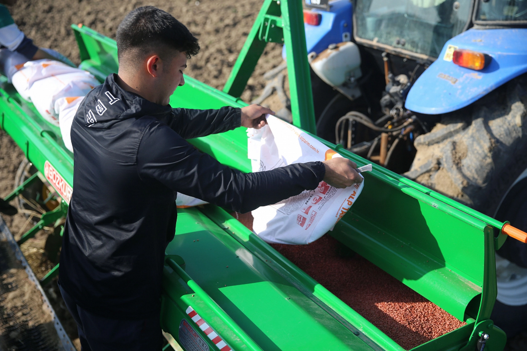 Liseli çiftçiler tohumları toprakla buluşturdu