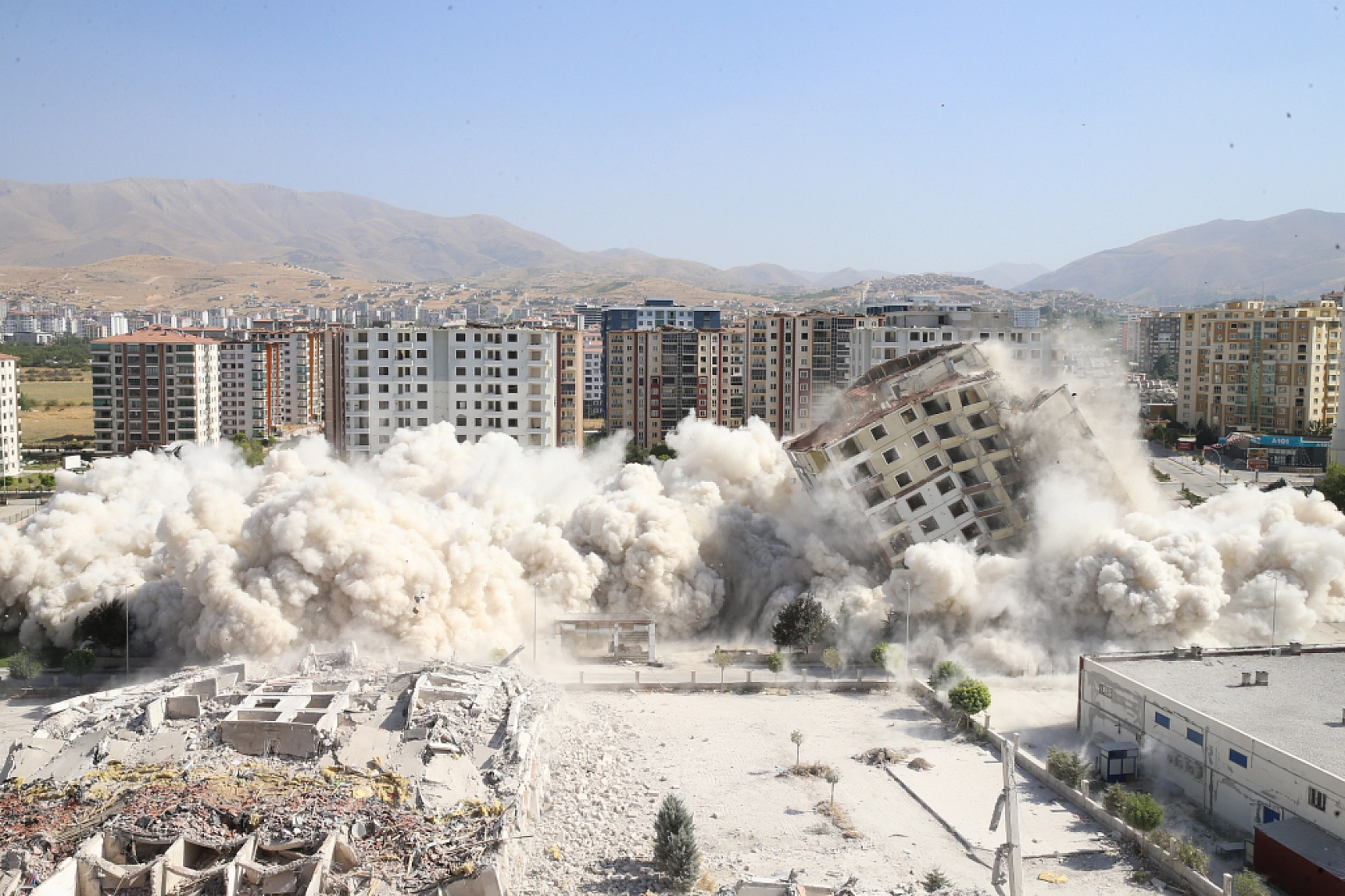 Destici'den Çarpıcı Açıklama: Deprem Siyaset Üstü!