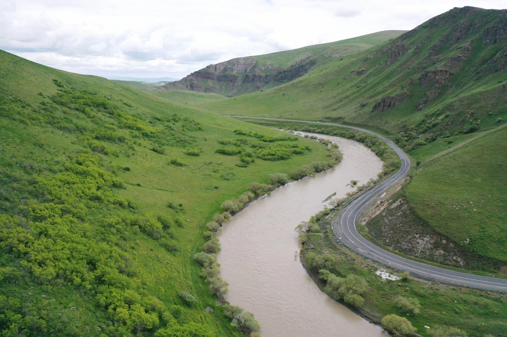 Ağrı bir yandan kış, bir yandan baharı yaşıyor..!