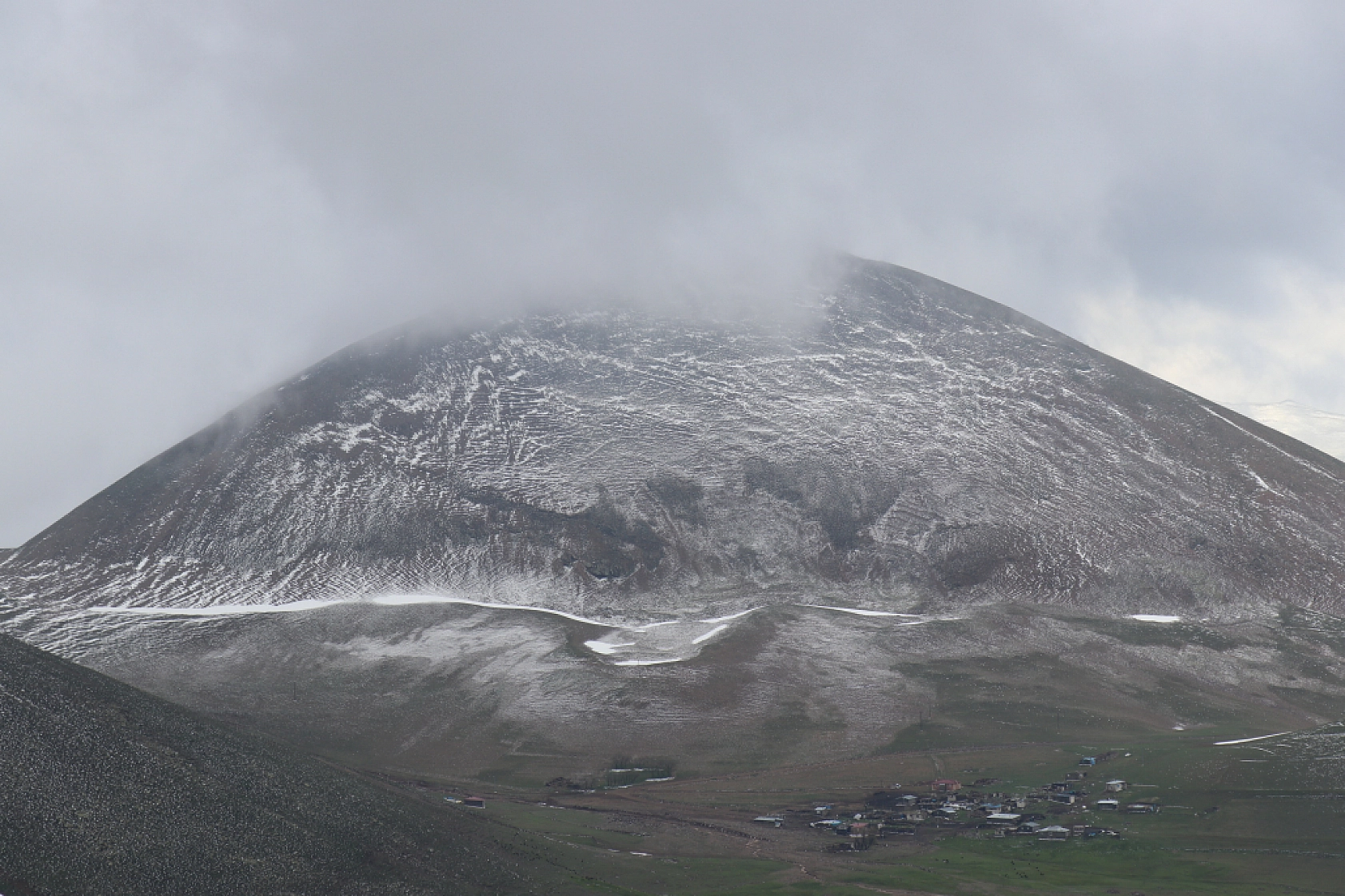 Ağrı bir yandan kış, bir yandan baharı yaşıyor..!