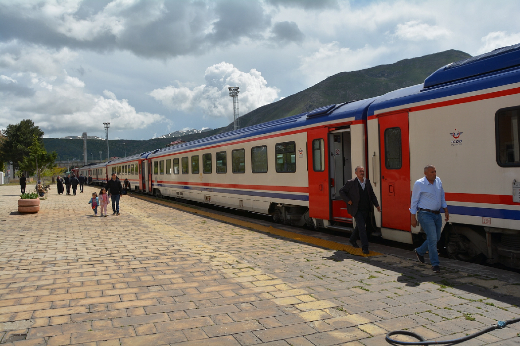 Kayseri, Sivas, Malatya, Elazığ, Bingöl'den geçerek, Bitlis'e ulaşıyor..! Ekonomiye Katkı Sağlıyor..!