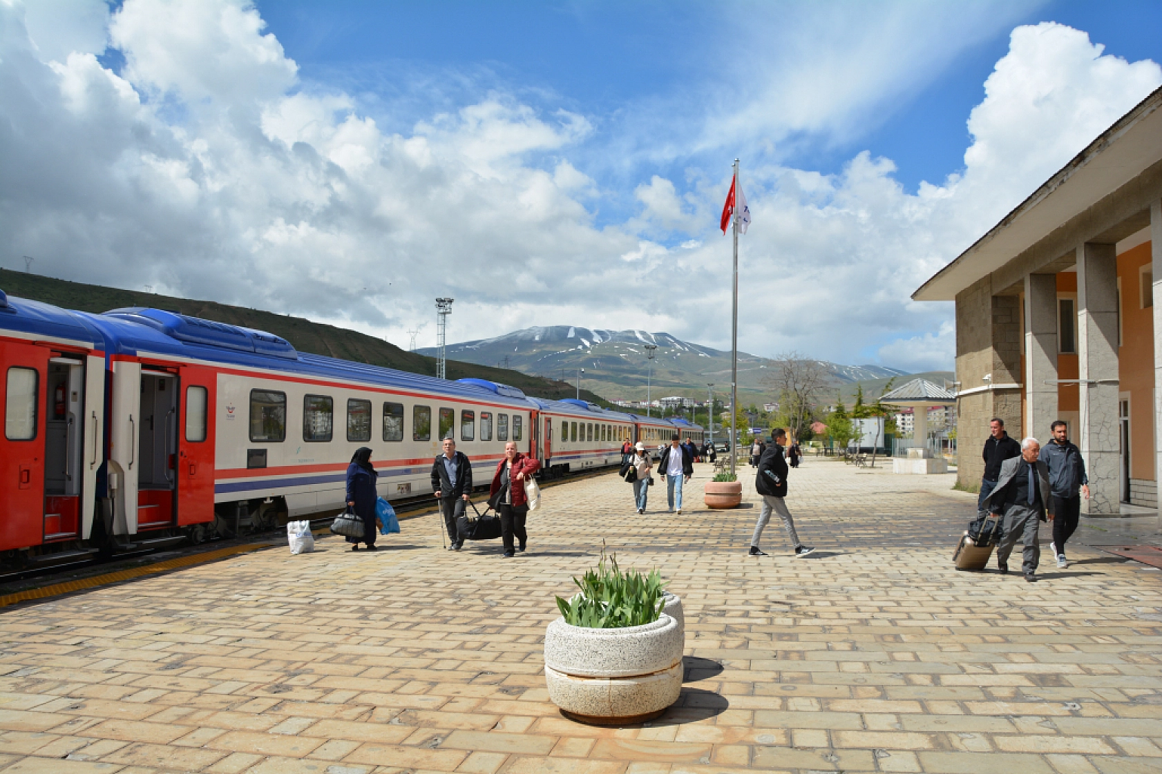 Kayseri, Sivas, Malatya, Elazığ, Bingöl'den geçerek, Bitlis'e ulaşıyor..! Ekonomiye Katkı Sağlıyor..!