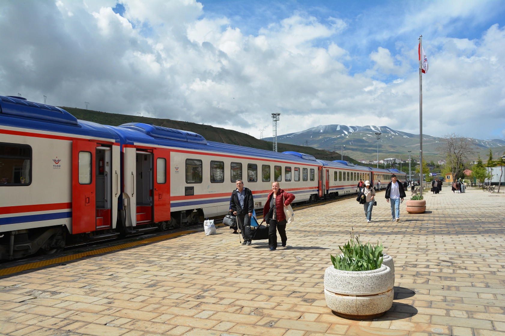 Kayseri, Sivas, Malatya, Elazığ, Bingöl'den geçerek, Bitlis'e ulaşıyor..! Ekonomiye Katkı Sağlıyor..!