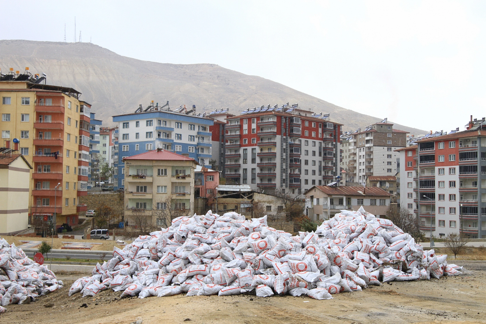 Malatya'da Dağıtılmaya Başlandı! Her Aileye 50'şer Torba Verilecek!
