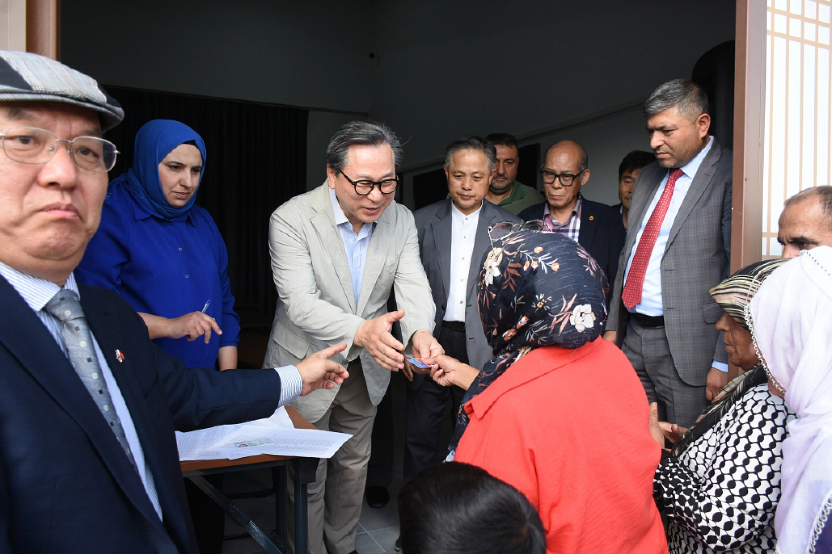 Malatya'da Depremzedelerin Yüzü Güldü: Alışveriş Kartı ve Gıda Kolisi Desteği