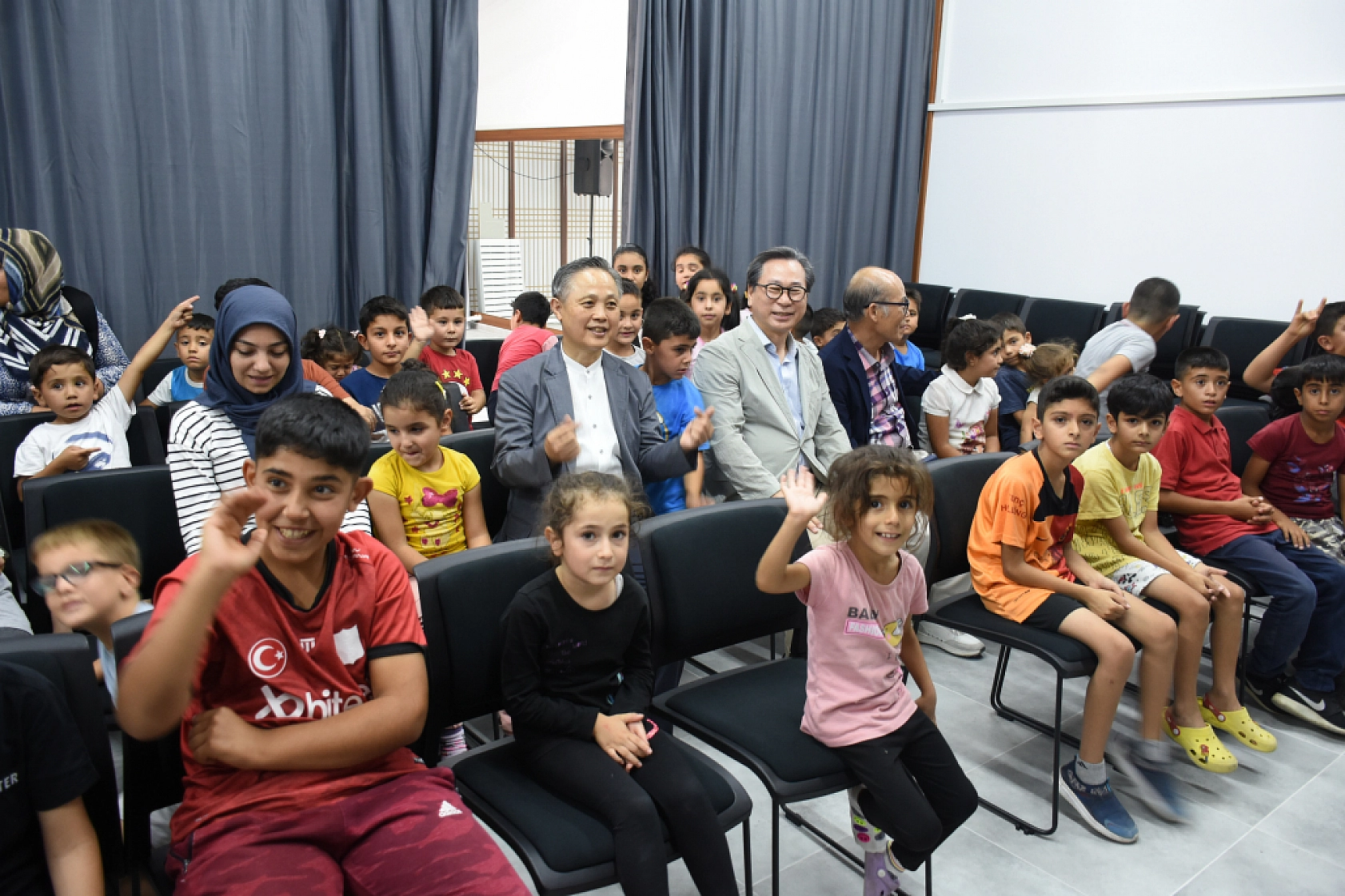 Malatya'da Depremzedelerin Yüzü Güldü: Alışveriş Kartı ve Gıda Kolisi Desteği