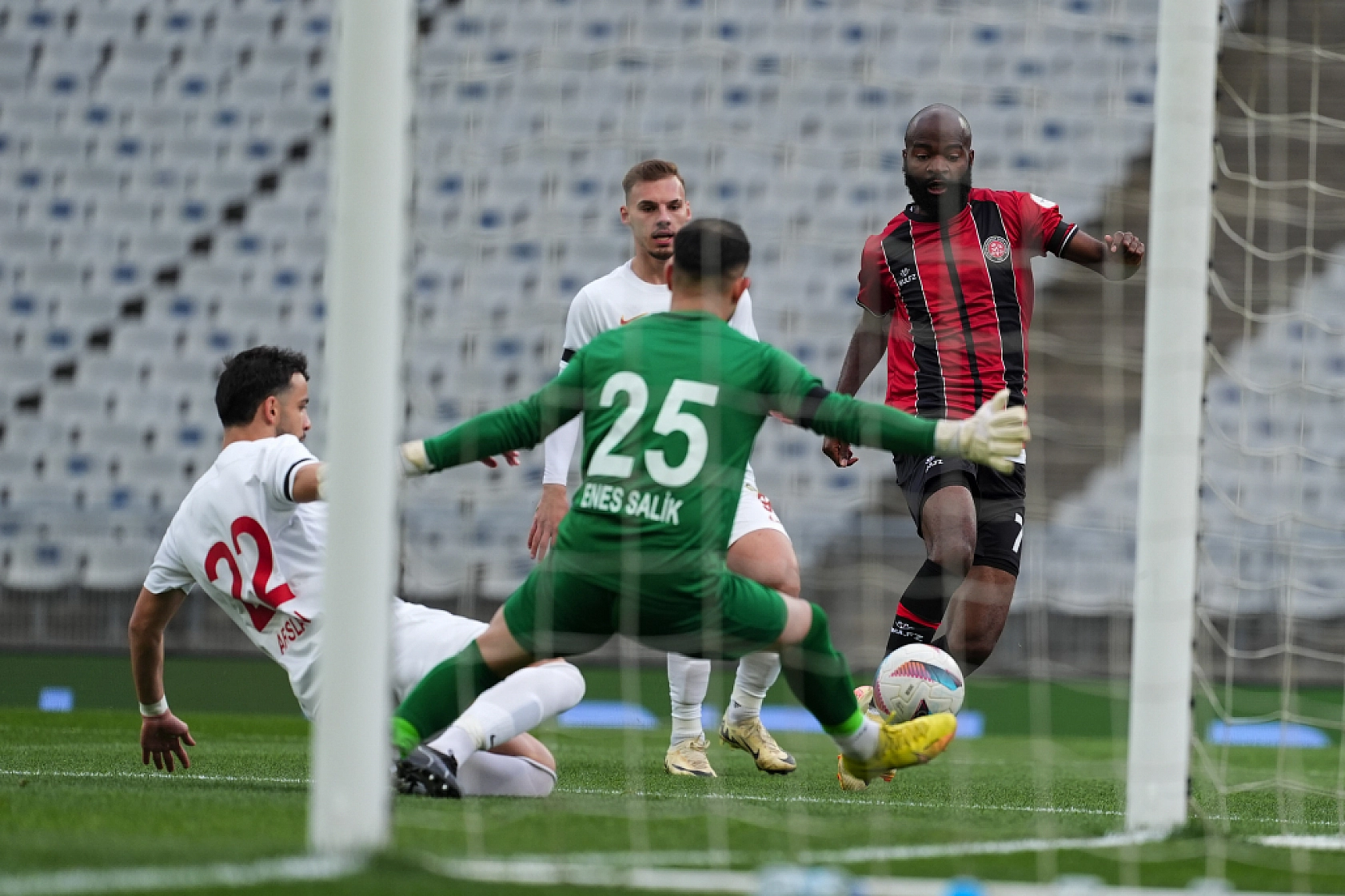 Trendyol 1. Lig Heyecanı: Camacho ve Yaman Arasında Kıyasıya Rekabet!