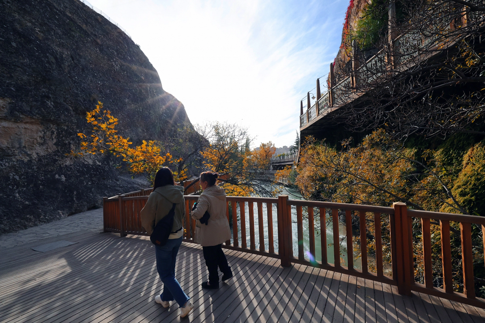 Sonbaharın Renk Cümbüşü: Günpınar Şelalesi'nde Göz Kamaştıran Görüntüler