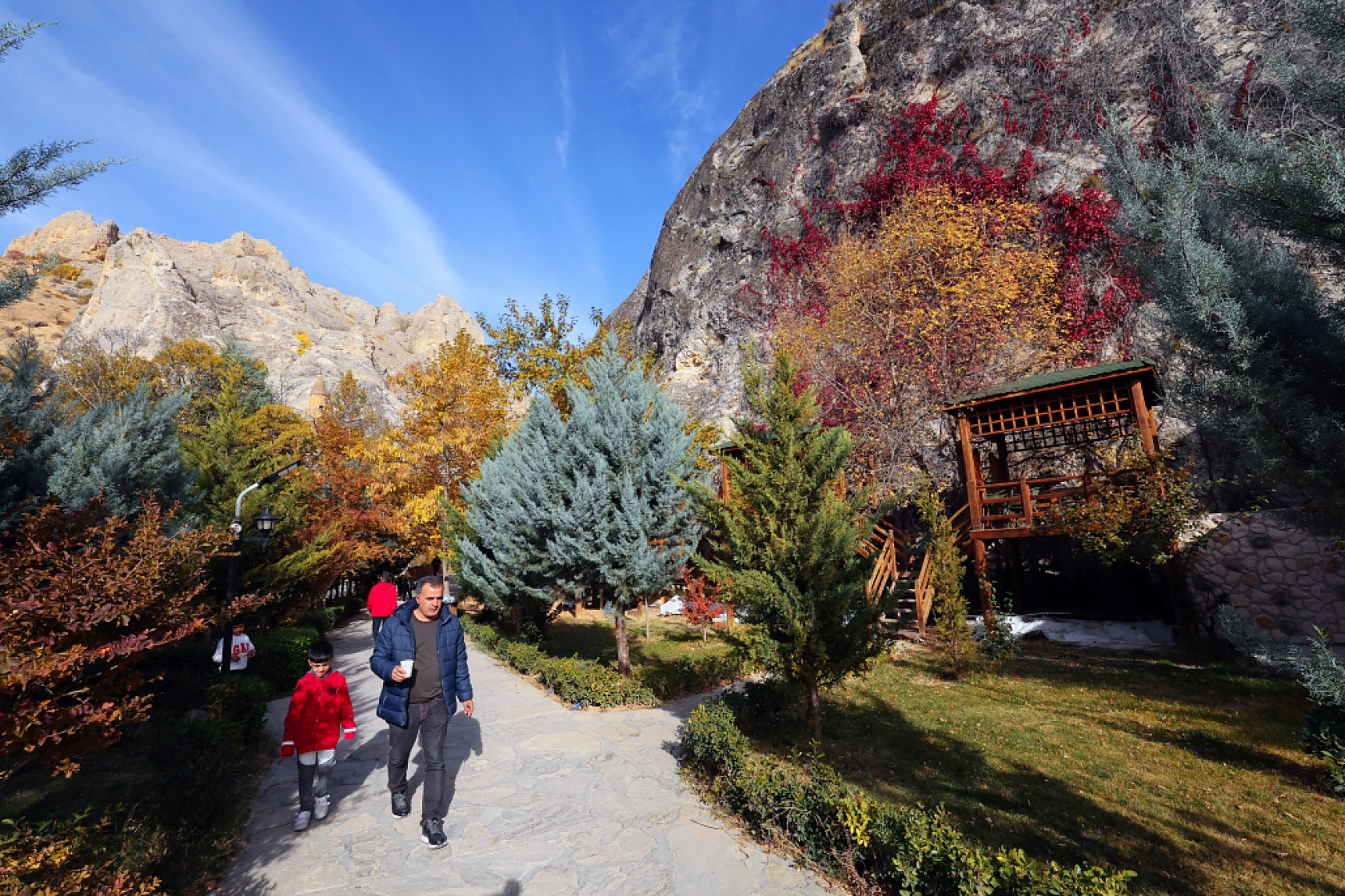 Sonbaharın Renk Cümbüşü: Günpınar Şelalesi'nde Göz Kamaştıran Görüntüler