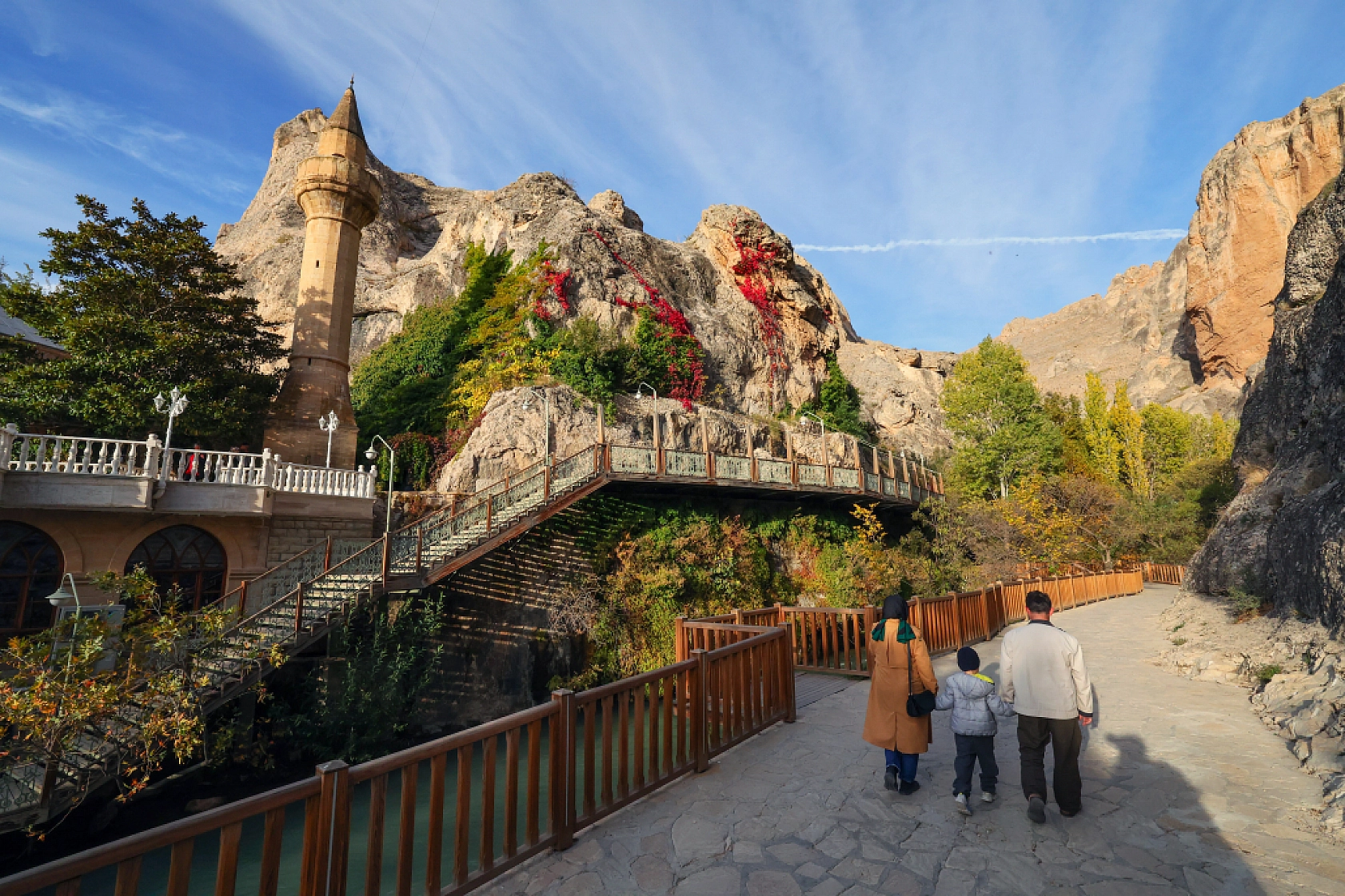 Sonbaharın Renk Cümbüşü: Günpınar Şelalesi'nde Göz Kamaştıran Görüntüler