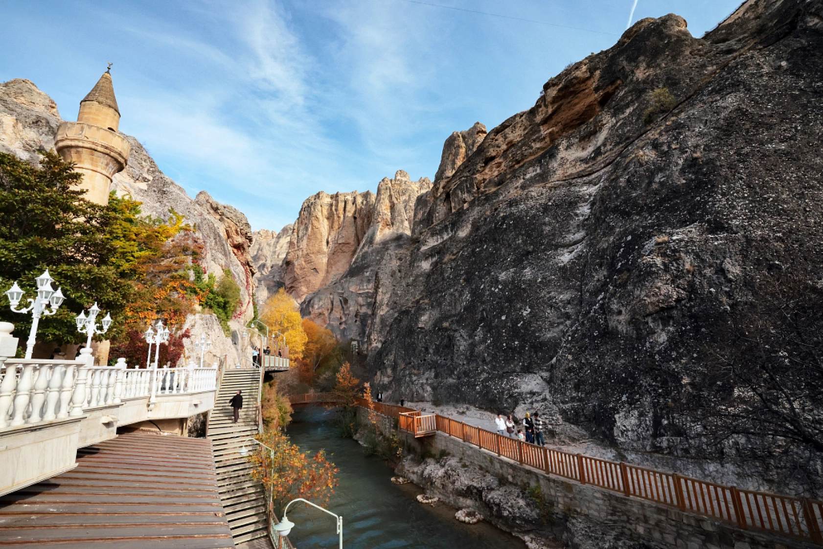 Sonbaharın Renk Cümbüşü: Günpınar Şelalesi'nde Göz Kamaştıran Görüntüler