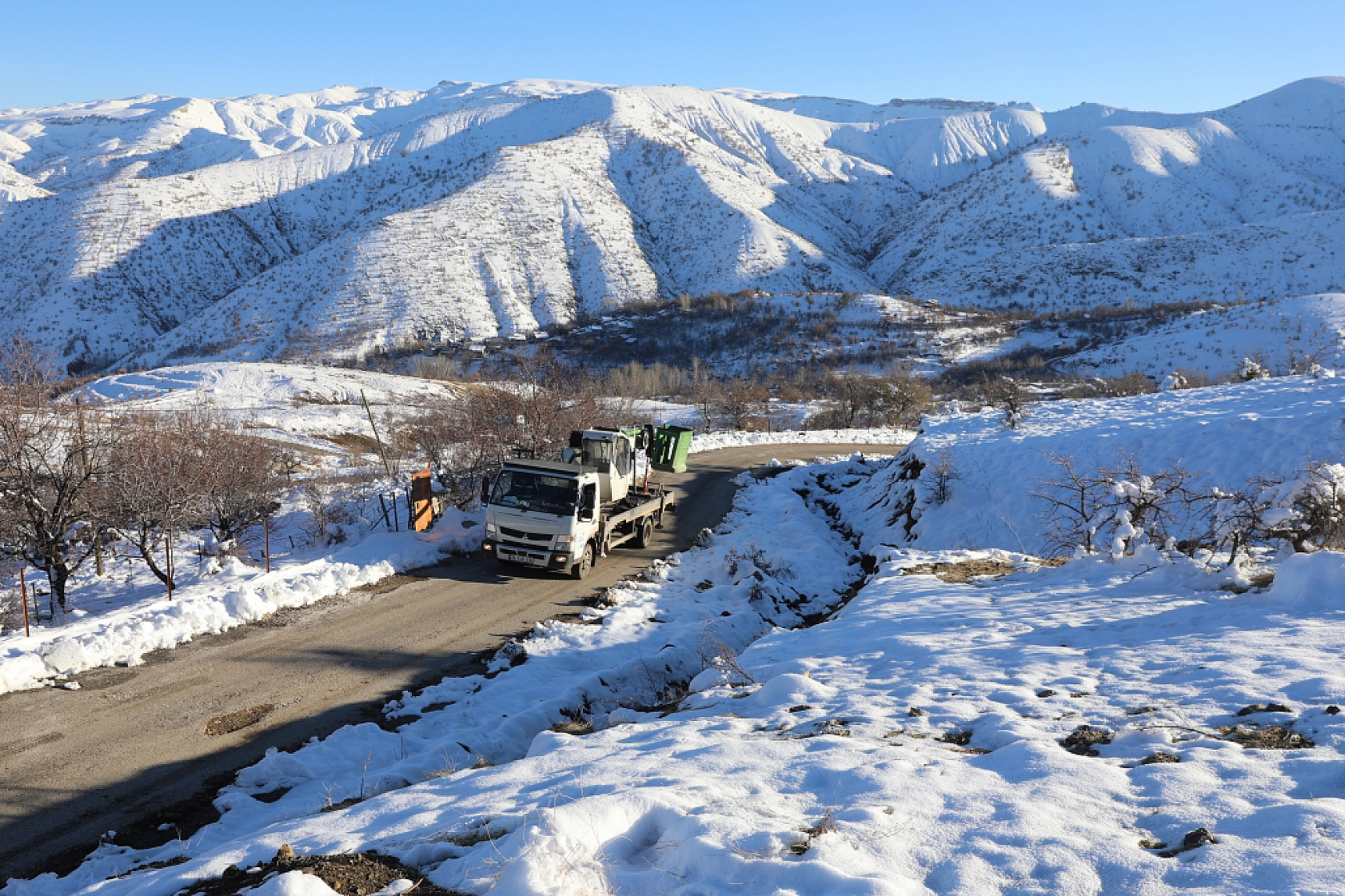 Doğu Anadolu'yu Aydınlatıyorlar: Karla Kaplı Dağlar, Engel Olmuyor...