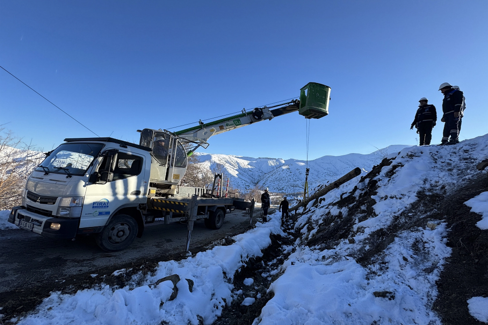 Doğu Anadolu'yu Aydınlatıyorlar: Karla Kaplı Dağlar, Engel Olmuyor...