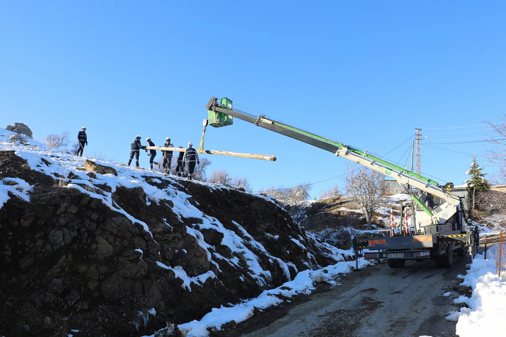 Doğu Anadolu'yu Aydınlatıyorlar: Karla Kaplı Dağlar, Engel Olmuyor...