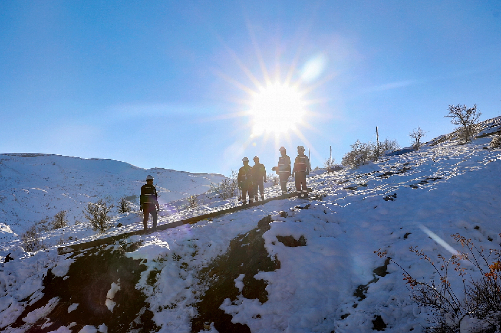 Doğu Anadolu'yu Aydınlatıyorlar: Karla Kaplı Dağlar, Engel Olmuyor...