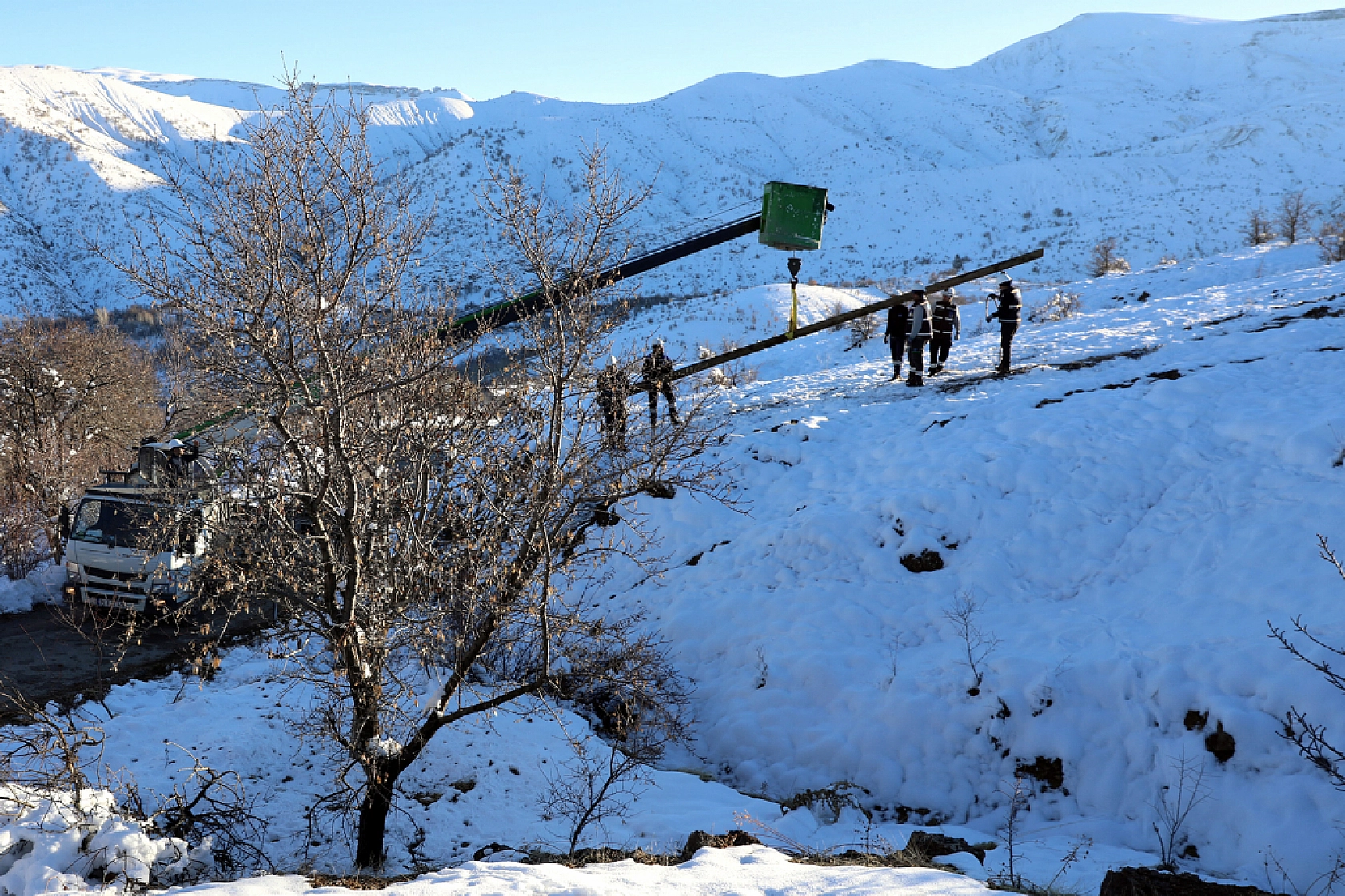 Doğu Anadolu'yu Aydınlatıyorlar: Karla Kaplı Dağlar, Engel Olmuyor...
