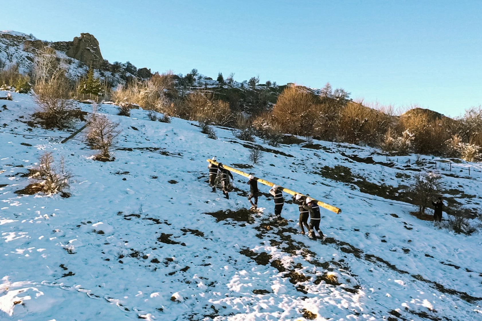 Doğu Anadolu'yu Aydınlatıyorlar: Karla Kaplı Dağlar, Engel Olmuyor...