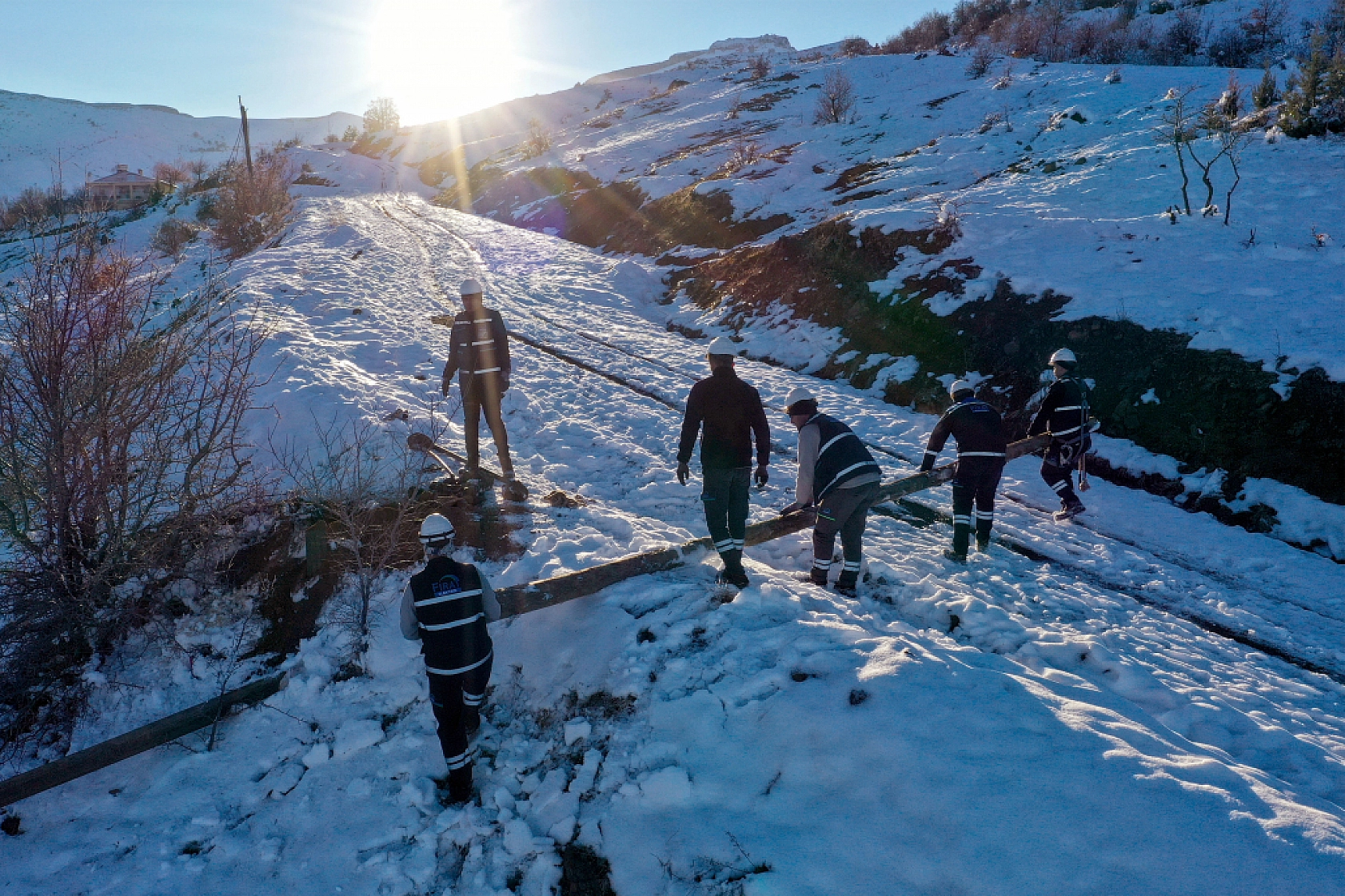 Doğu Anadolu'yu Aydınlatıyorlar: Karla Kaplı Dağlar, Engel Olmuyor...
