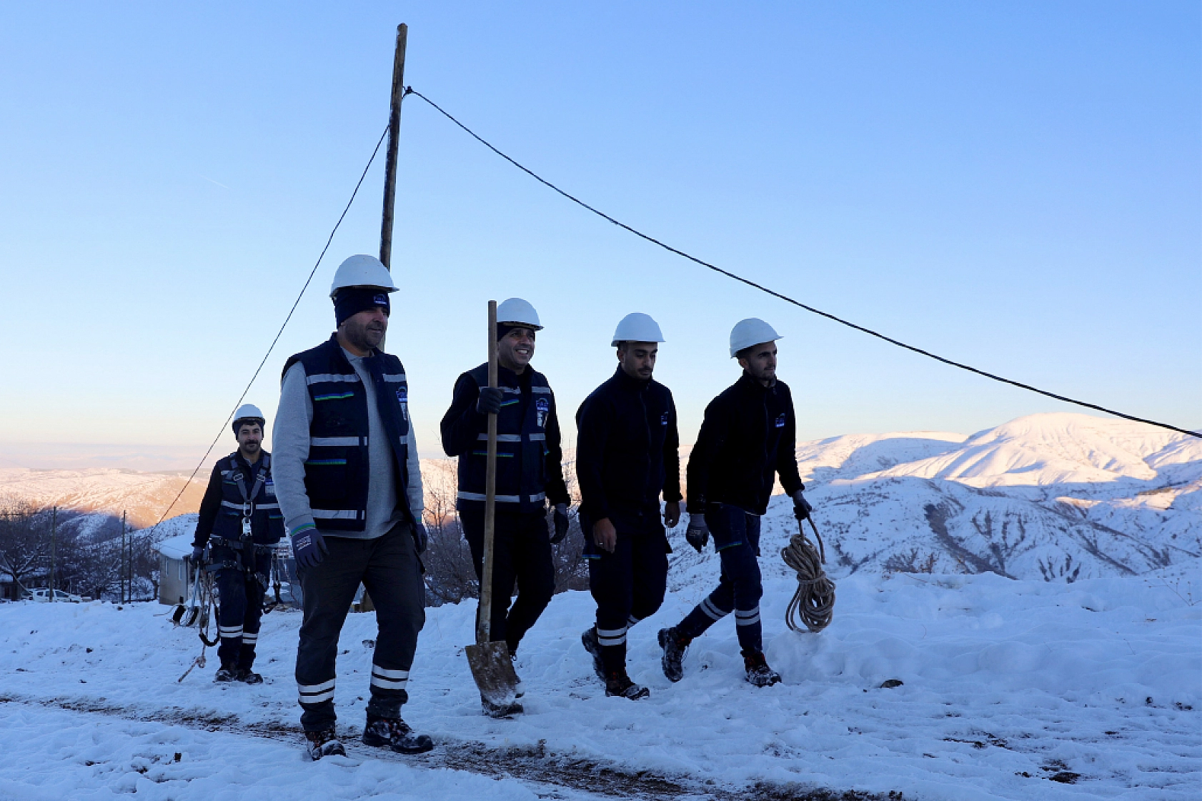 Doğu Anadolu'yu Aydınlatıyorlar: Karla Kaplı Dağlar, Engel Olmuyor...