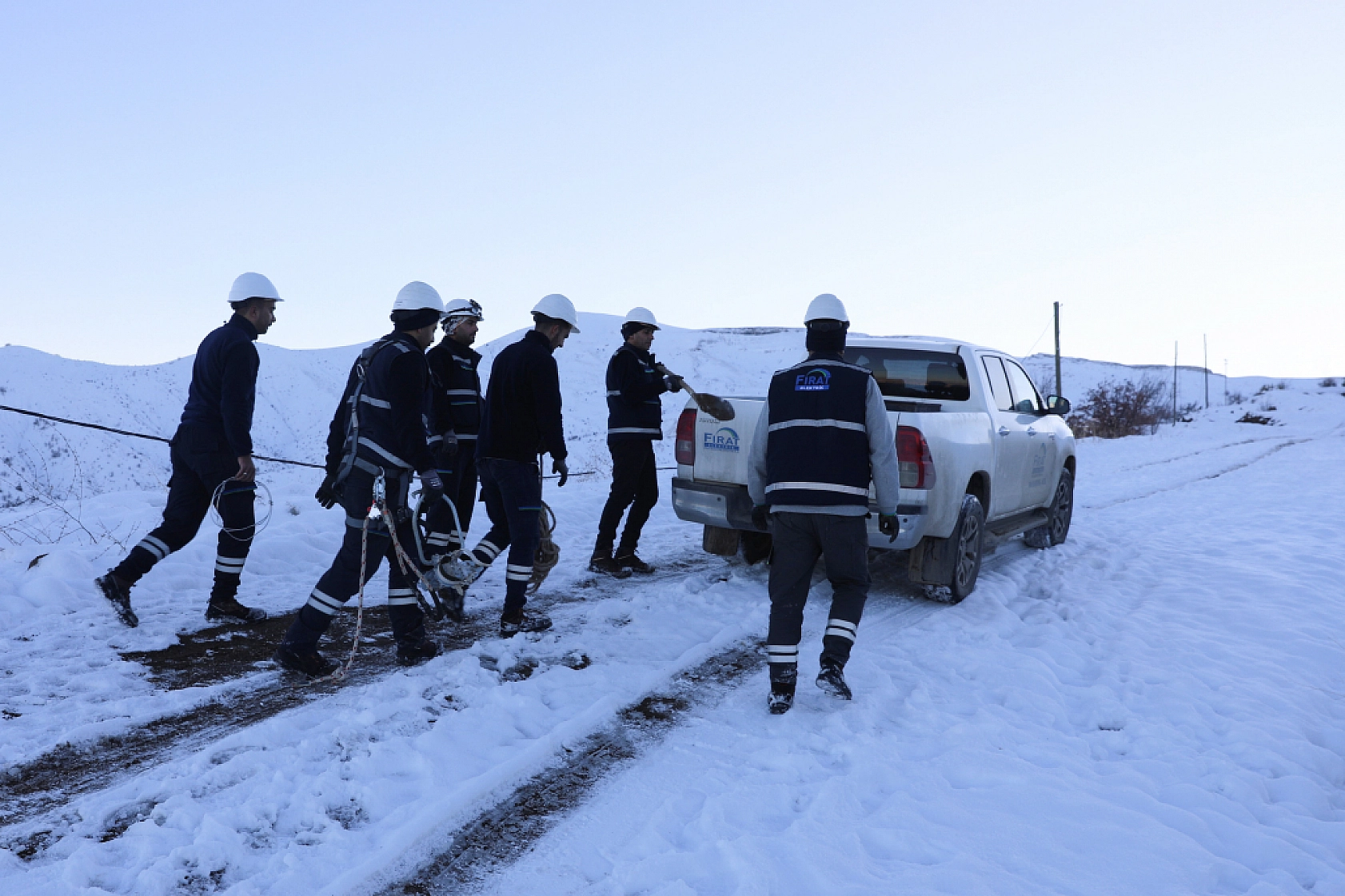 Doğu Anadolu'yu Aydınlatıyorlar: Karla Kaplı Dağlar, Engel Olmuyor...